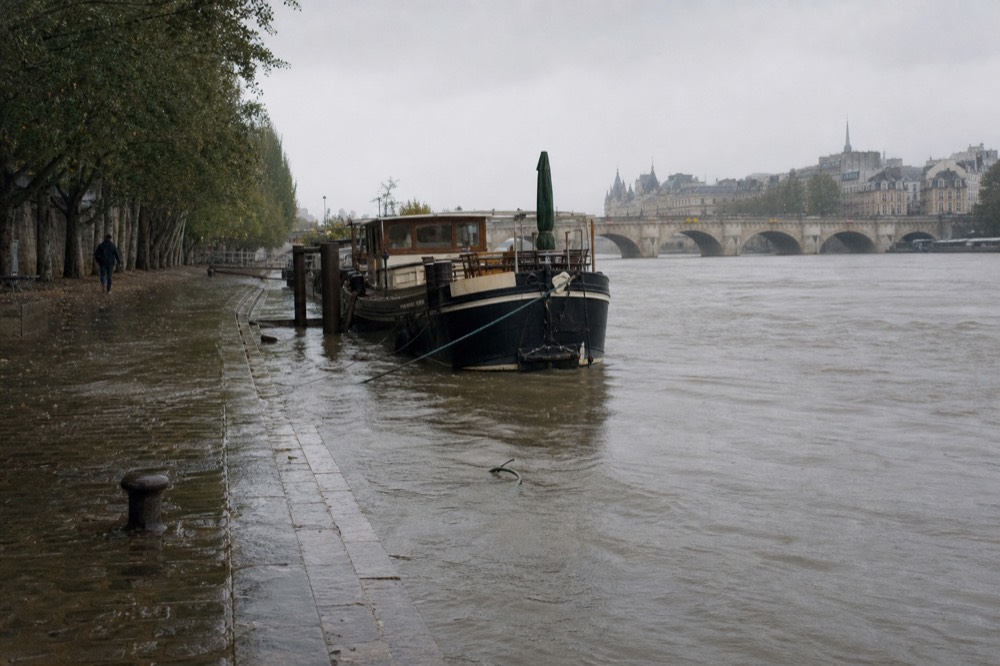 High water on the Seine with a moored boat and swollen riverbanks, no text, no logos, no people
